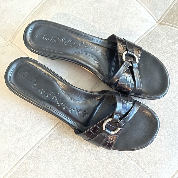 Clarks Leather Black Slip On Heel EUC - Picture 2 of 9